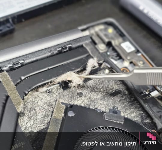 תיקון מחשב נייד עם מאוורר ומברשת